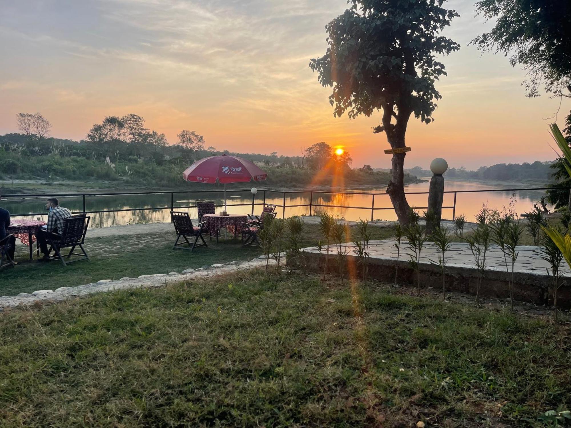 Chitwan Riverside Resort Sauraha Exterior photo