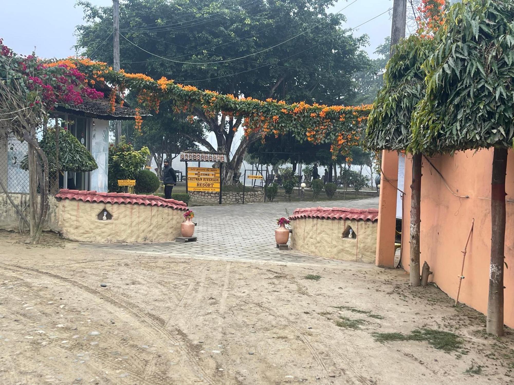 Chitwan Riverside Resort Sauraha Exterior photo