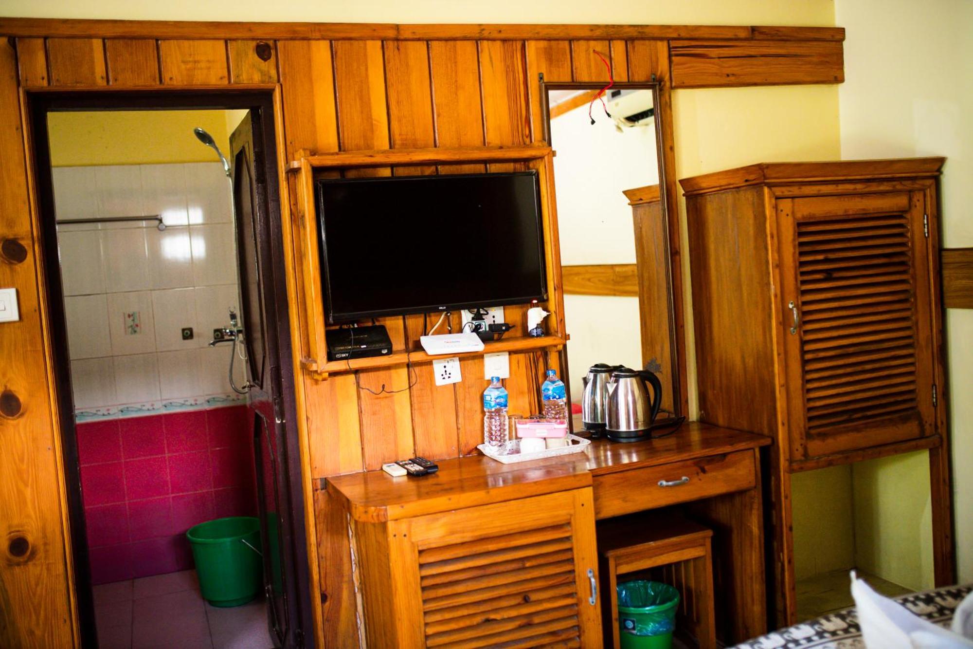 Chitwan Riverside Resort Sauraha Exterior photo