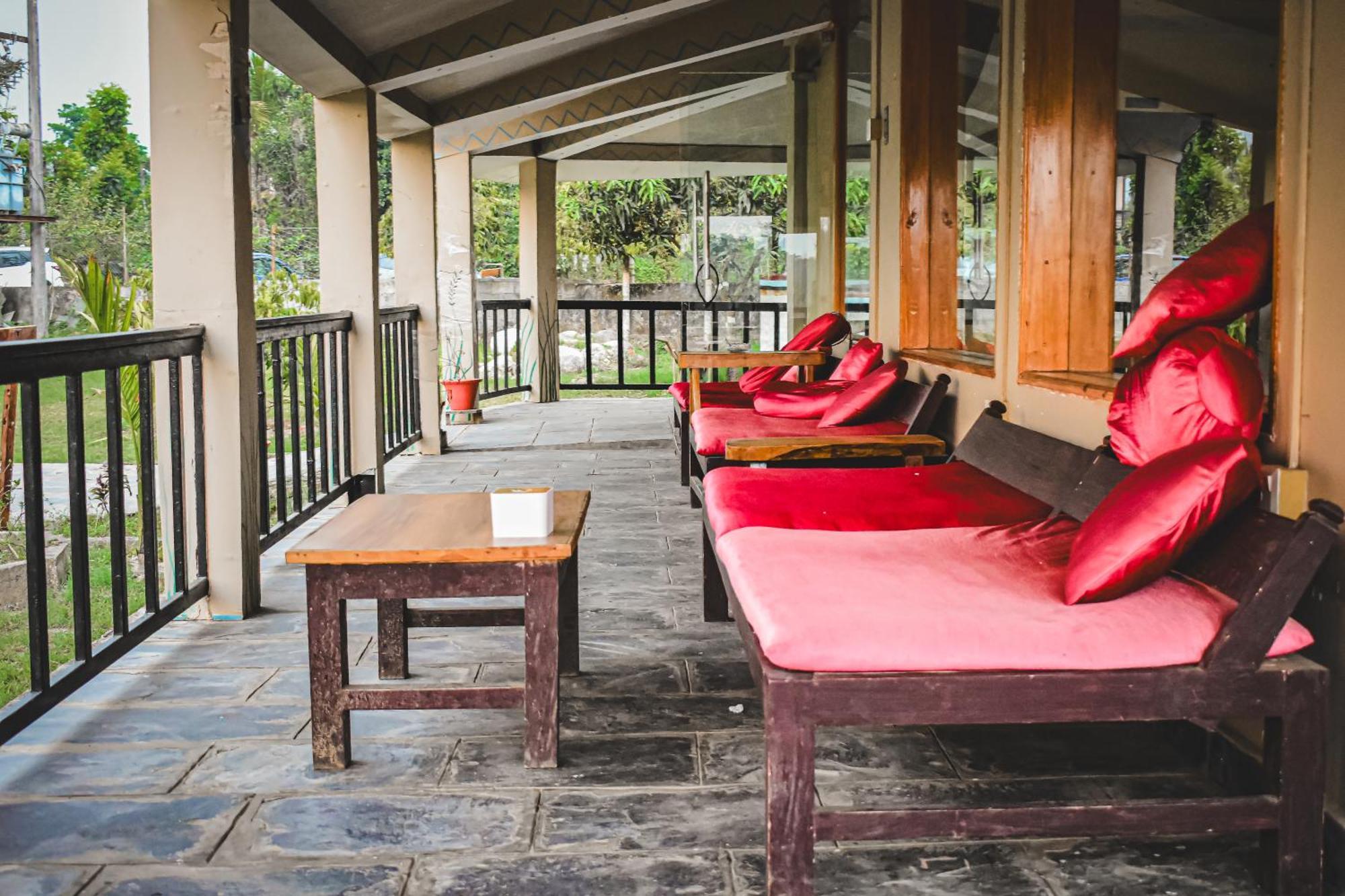 Chitwan Riverside Resort Sauraha Exterior photo