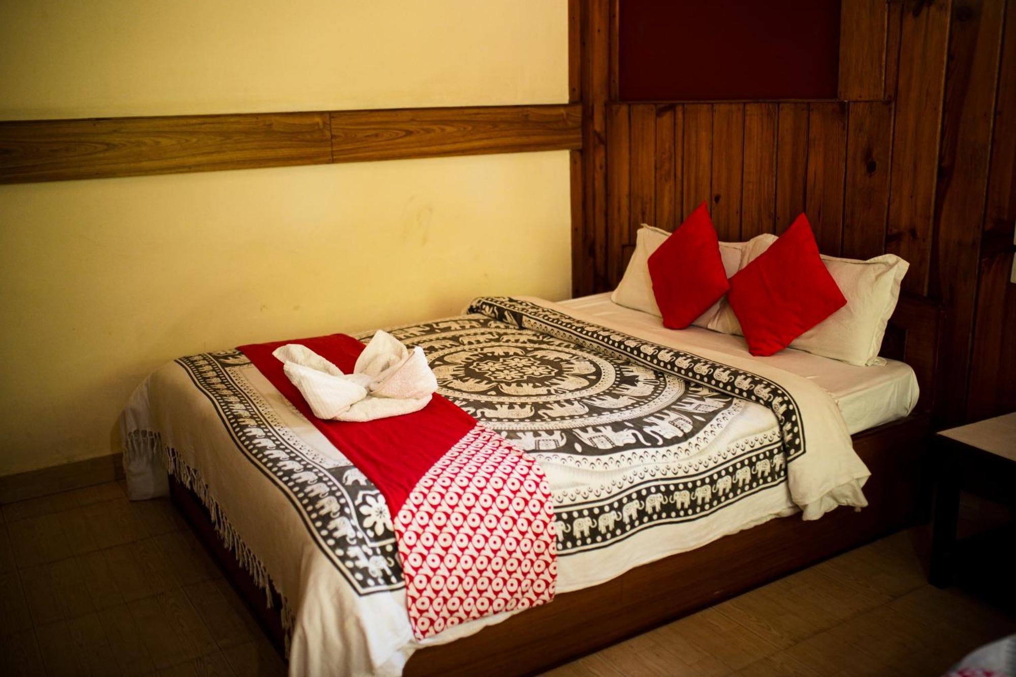 Chitwan Riverside Resort Sauraha Exterior photo