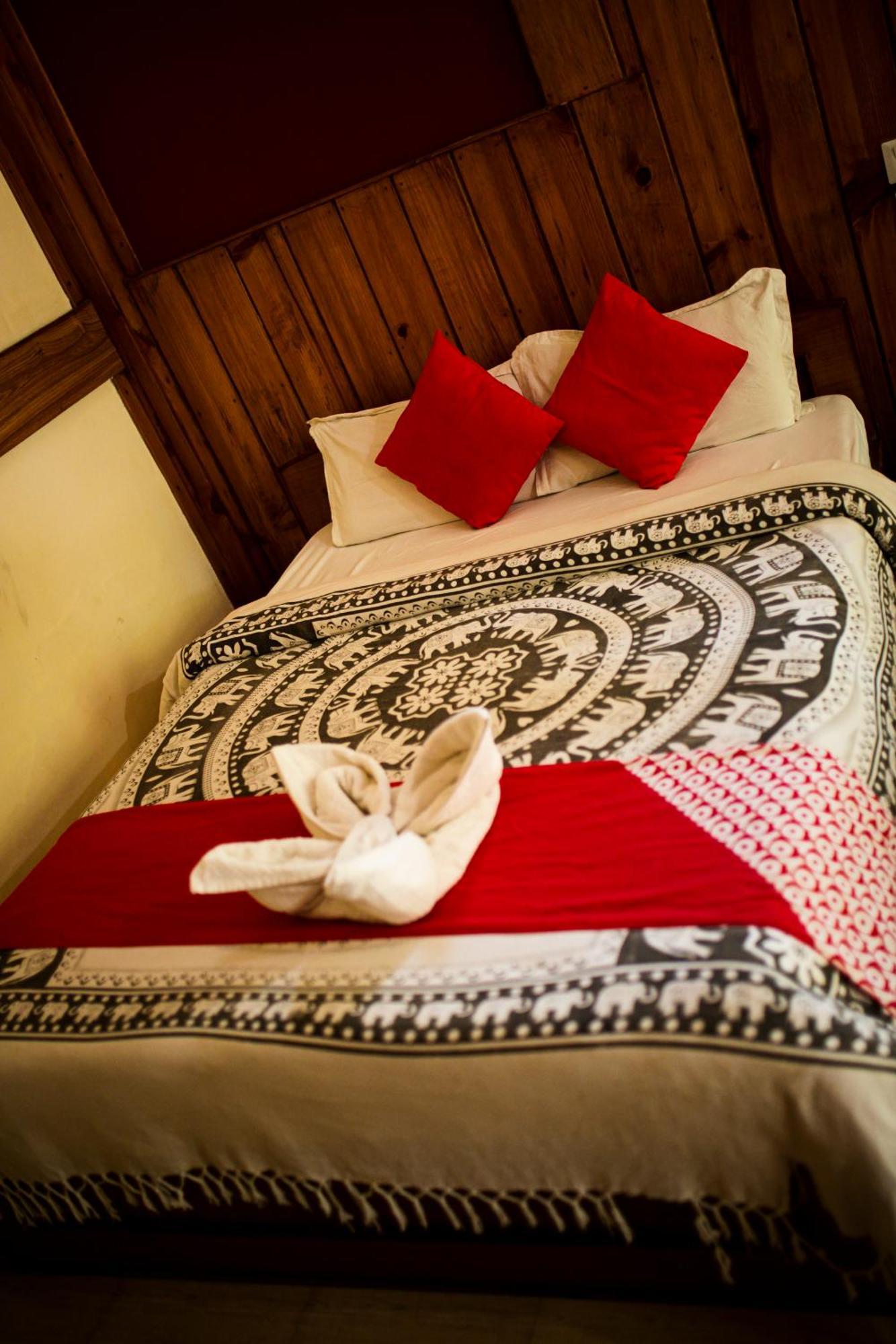 Chitwan Riverside Resort Sauraha Exterior photo