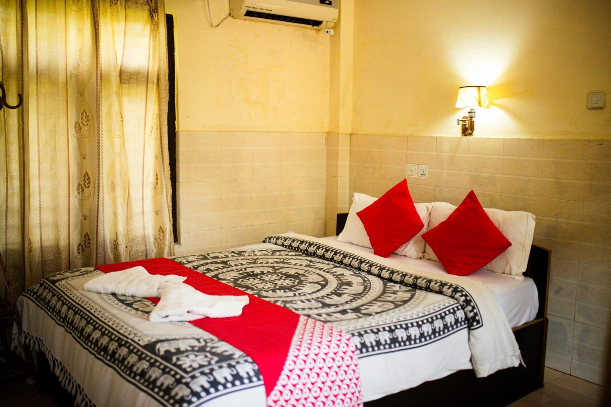 Chitwan Riverside Resort Sauraha Exterior photo