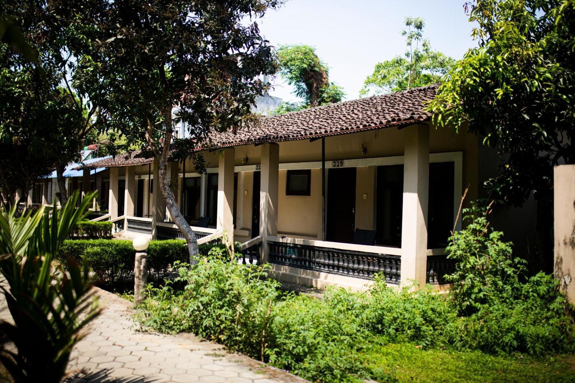 Chitwan Riverside Resort Sauraha Exterior photo