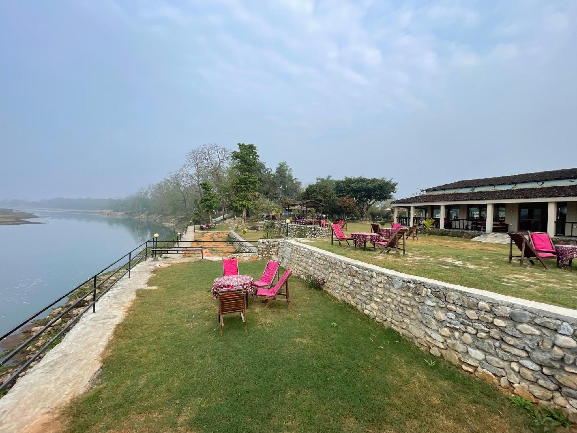 Chitwan Riverside Resort Sauraha Exterior photo