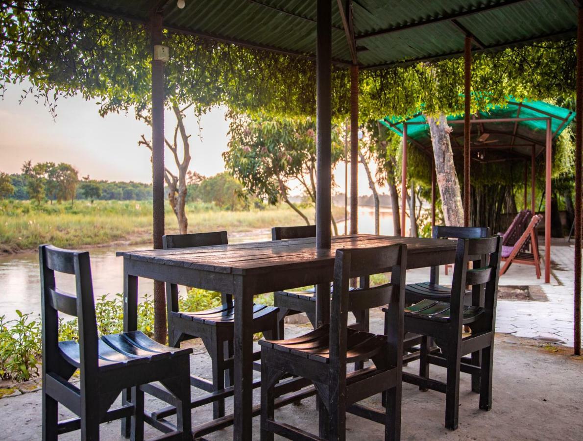 Chitwan Riverside Resort Sauraha Exterior photo