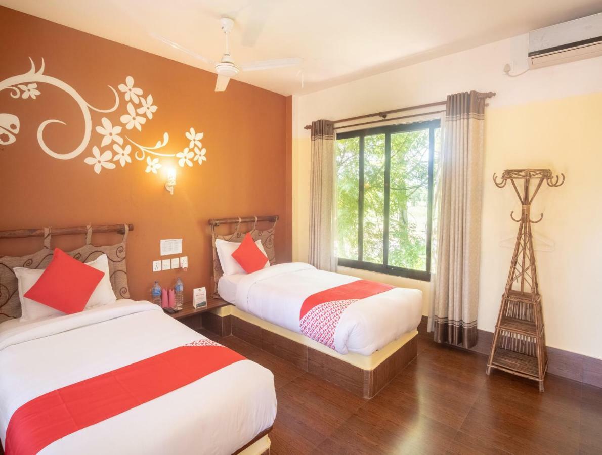 Chitwan Riverside Resort Sauraha Exterior photo