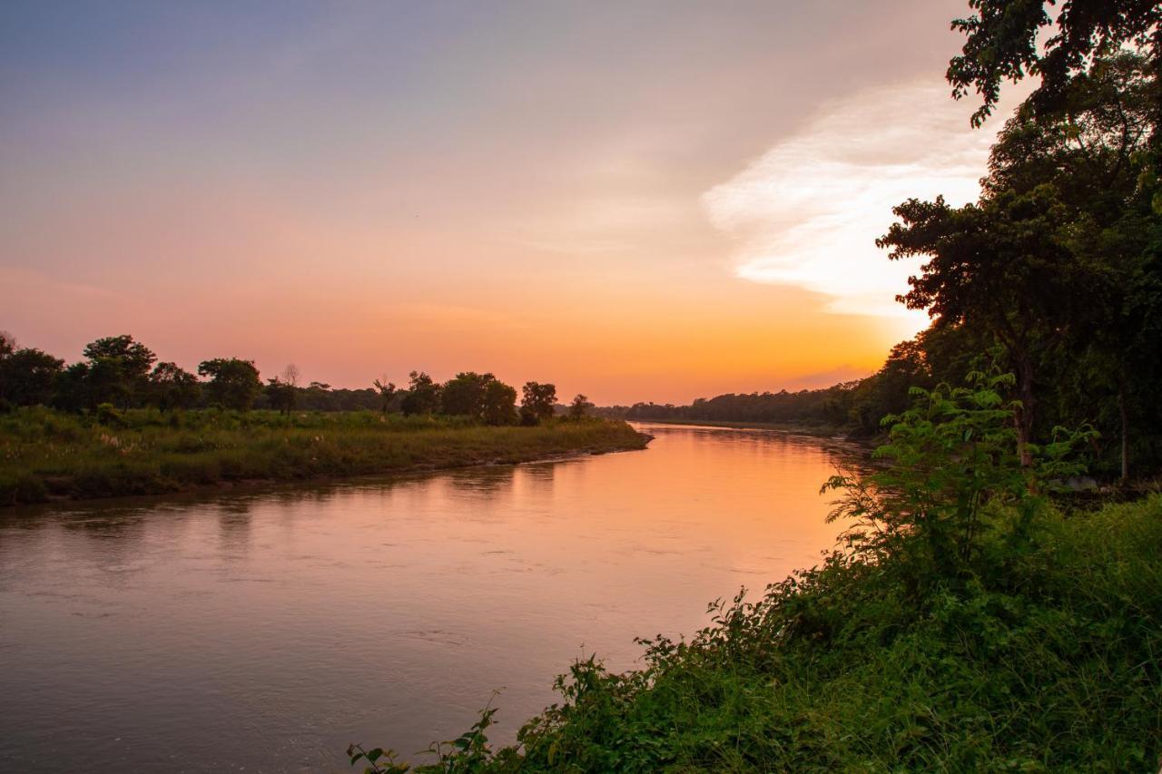Chitwan Riverside Resort Sauraha Exterior photo